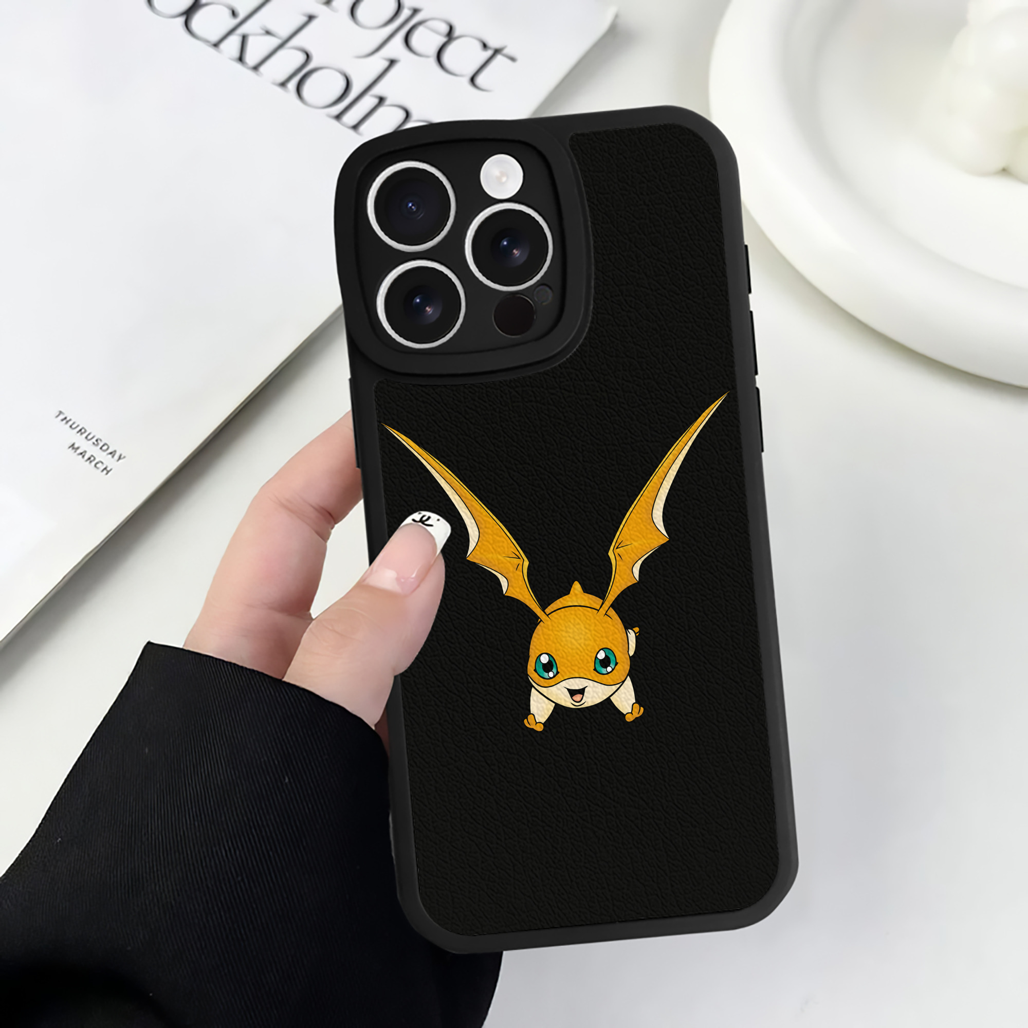 （画像用） Digimon デジタルモンスター/デジモン 【iPhone 16シリーズ対応】シリコンスマホケース（レザー調） 材質：シリコン